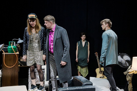 Liepājas teātra aktieri izrādē "Medus garša". No kreisās – Karīna Tatarinova, Edgars Pujāts, Agnija Dreimane, Artūrs Irbe.