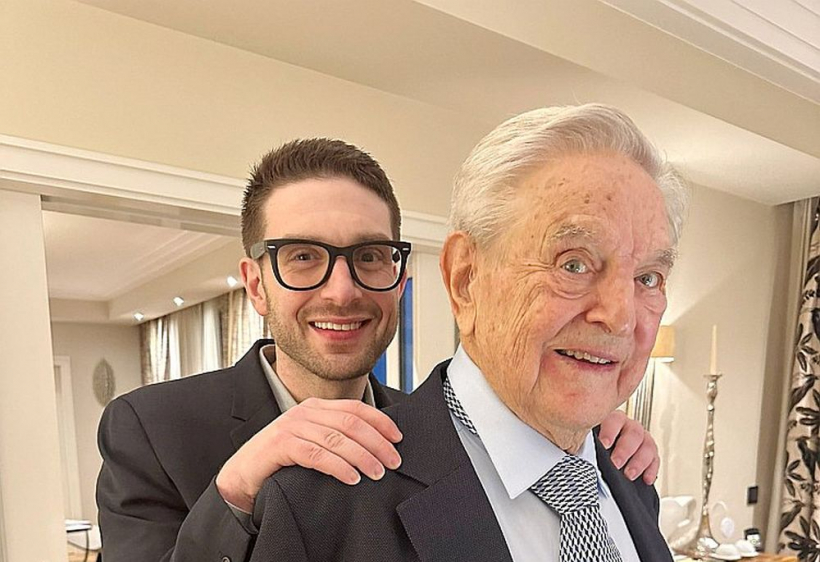 ASV miljardieris un filantrops Džordžs Soross ar savu dēlu Aleksandru jeb Aleksu.