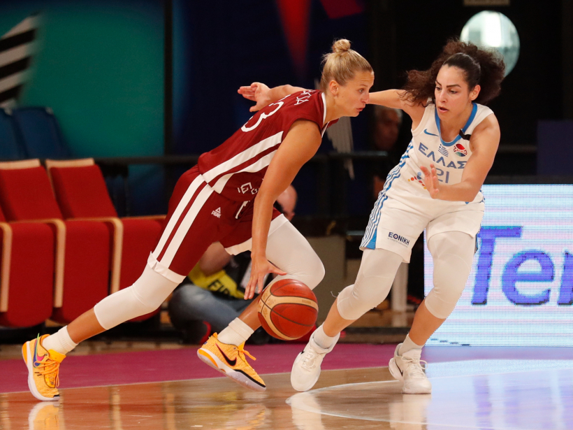 Kitija Laksa spēlē pret Grieķiju.