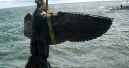 2 metrus garais bronzas putns ar svastiku ķetnās rotāja pakaļgalu kaujas kuģim "Admiral Graf Spee".
