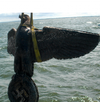 2 metrus garais bronzas putns ar svastiku ķetnās rotāja pakaļgalu kaujas kuģim "Admiral Graf Spee".