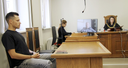 Tiesnese Vija Kalniņa pasludina spriedumu Jānim Višķeram (no kreisās). Viņa advokāts ir pieslēdzies attālināti.