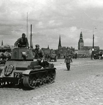 Vācijas armijas 291. kājnieku divīzijas karavīri pie pamesta padomju tanka (iespējams, bijušās Latvijas armijas vieglais tanks Vickers-Armstrong-Carden-Lloyd). 1941. gada jūlija sākums.
