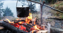 Uz dzīvas uguns gatavota maltīte ir īpaši garda!