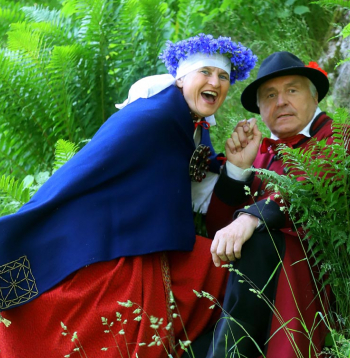 Vidvuds un Iveta Vizbulīte Medeņi ir rūdīti folkloristi un krustu šķērsu ceļo pa visu Latviju, vadot gadskārtu svētkus un ģimenes godus tautas tradīcijās.