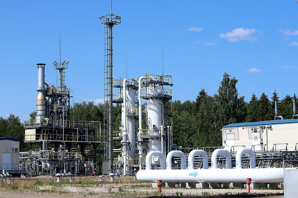 Inčukalna gāzes krātuves (attēlā) ietilpība ir pilnībā pietiekama Latvijas apstākļiem, jo īpaši – ņemot vērā to, ka gāzes patēriņš vietējā tirgū pēdējā laikā ir samazinājies. Savukārt Dobeles gāzes krātuves potenciāls tiek pētīts, vērtējot iespēju tajā uzglabāt ūdeņradi.