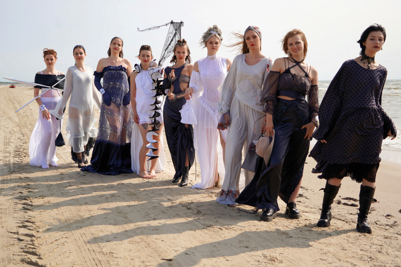 Semināra laikā tapušo tērpu parāde.