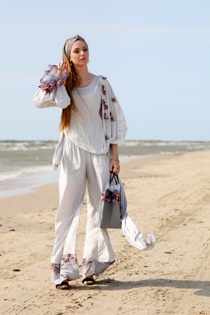 Lūcija Ruskule demonstrē savu kopā ar Patrīciju Šulci uzšūto eleganto kostīmu.