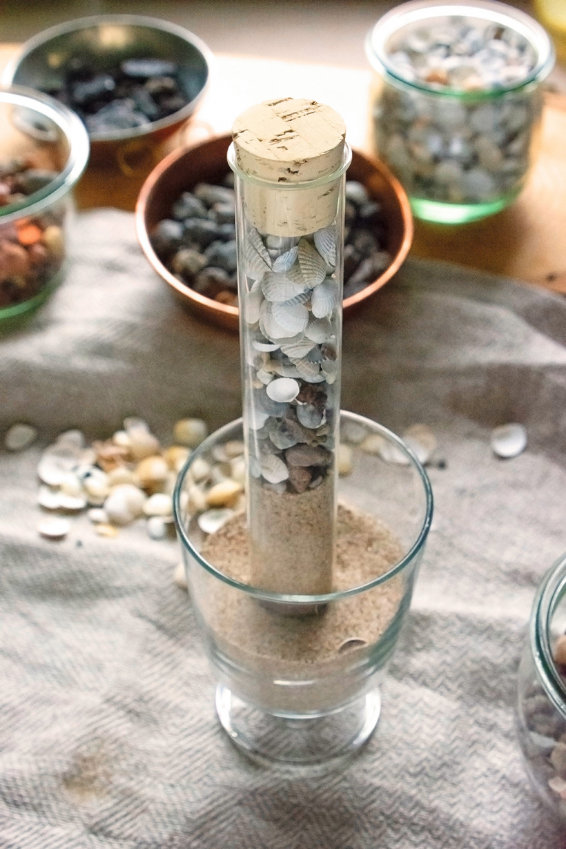 Mēģenes aizvāko ar korķi.