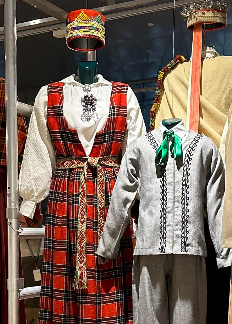 Šo tērpu Ilona Gulbis sāka darināt jau tad, kad viņai bija vien 14 gadi.