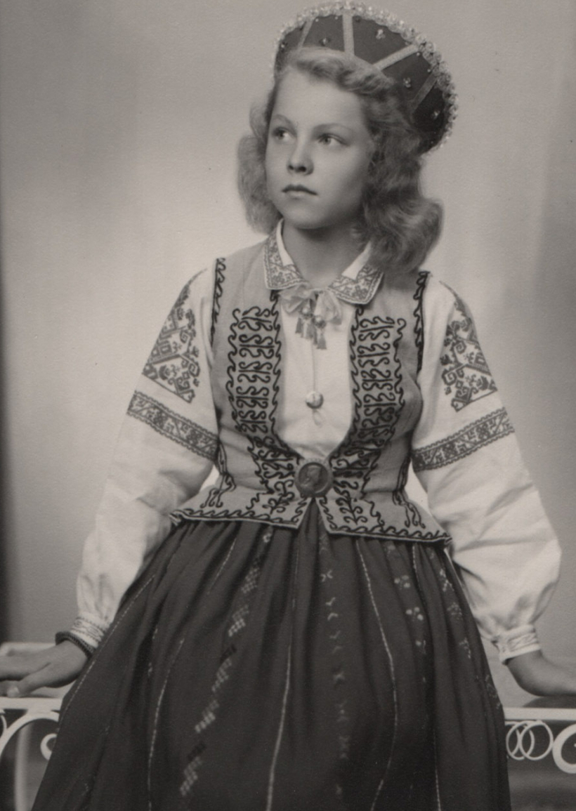 Ināra Bauke Nīcas tautastērpā Kreistčērčā, Jaunzēlandē ap 1951. gadu: brunči darināti no aizkariem.