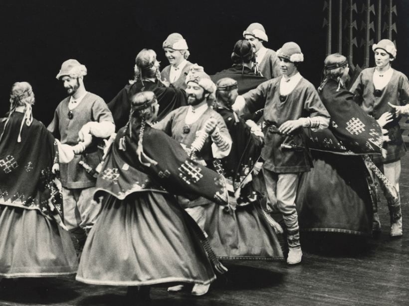Kanberas tautas deju ansambļa “Sprigulītis” dalībnieki atdarināja 12. gadsimta latgaļu tērpus.