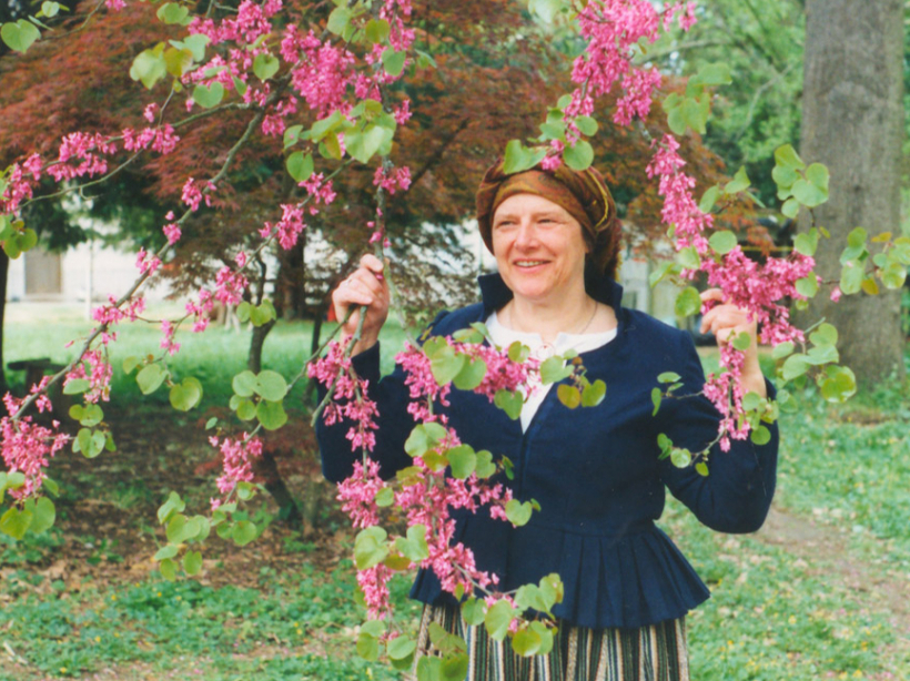 Rita Jemifova ap 1980. gadu darināja Dignājas tautastērpu. Saktas veidotas no ūdens boilera detaļām!