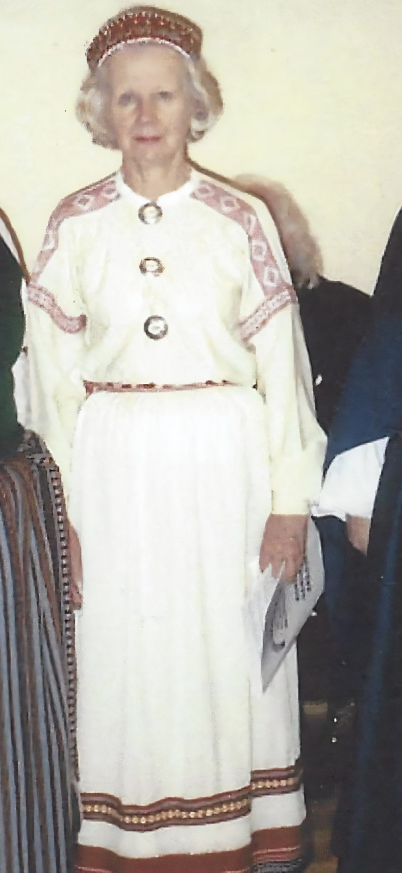 Abrenes tautastērpu Maigai izgatavoja mamma Elza – spītējot sāpēm, kuras radīja artrīts.