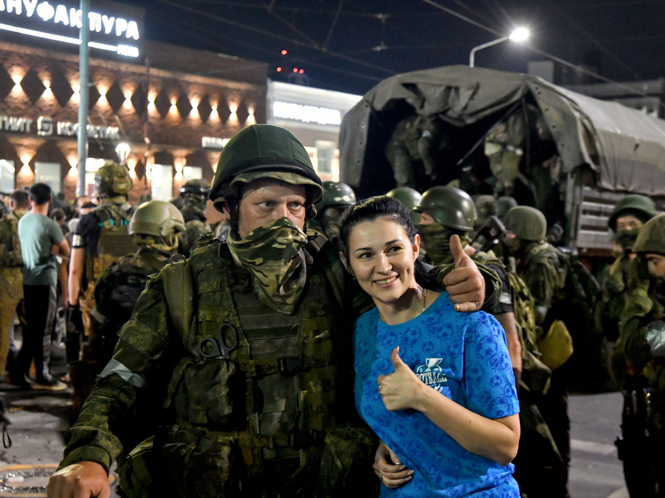 "Vagner" kaujinieki fotografējas ar civiliedzīvotājiem Rostovā pie Donas. 