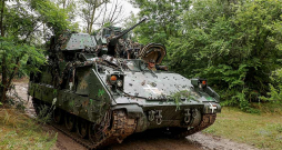 ASV piegādātā kājnieku kaujas mašīna "Bradley" Ukrainas bruņoto spēku sastāvā Zaporižjas apgabalā. Jaunākā Vašingtonas militārā palīdzība ietver 30 mašīnas "Bradley", kā arī citu bruņojumu.