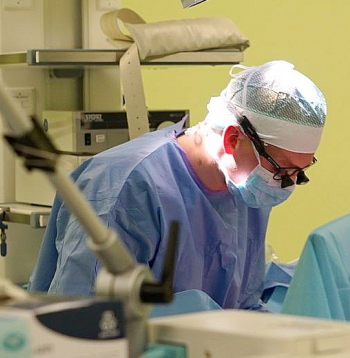 "Operācija izdevās un bērnam plaukstas funkcionalitāti varēs atjaunot vismaz par 90%," atzsīt Kalvis Pastars, stacionāra "Gaiļezers" Rokas un plastiskās ķirurģijas nodaļas plastikas ķirurgs un Mikroķirurģijas centra vadītājs.