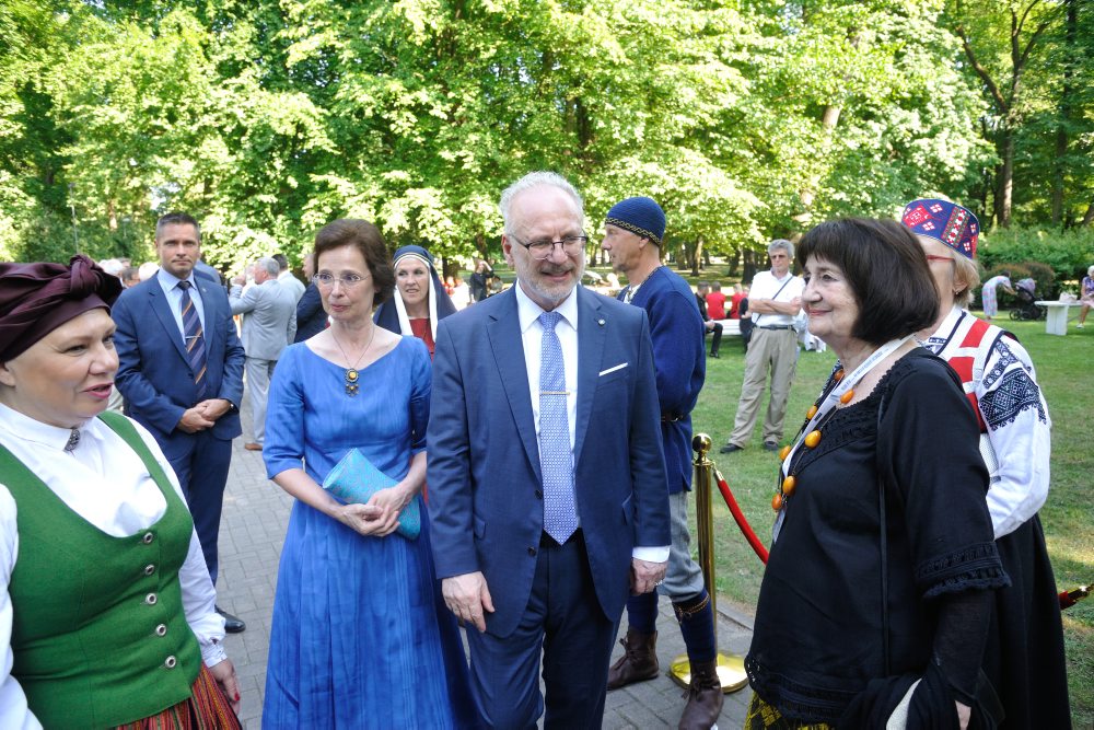 Dziesmu svētku virsdiriģentu un virsvadītāju godināšana. Egils Levits ar kundzi. 