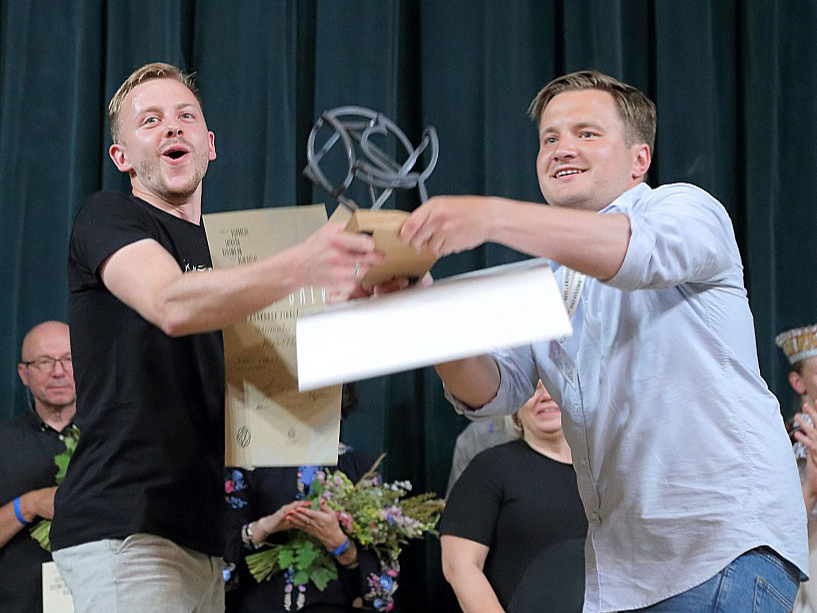 Koris "Kamēr..." uzvar Koru karos.