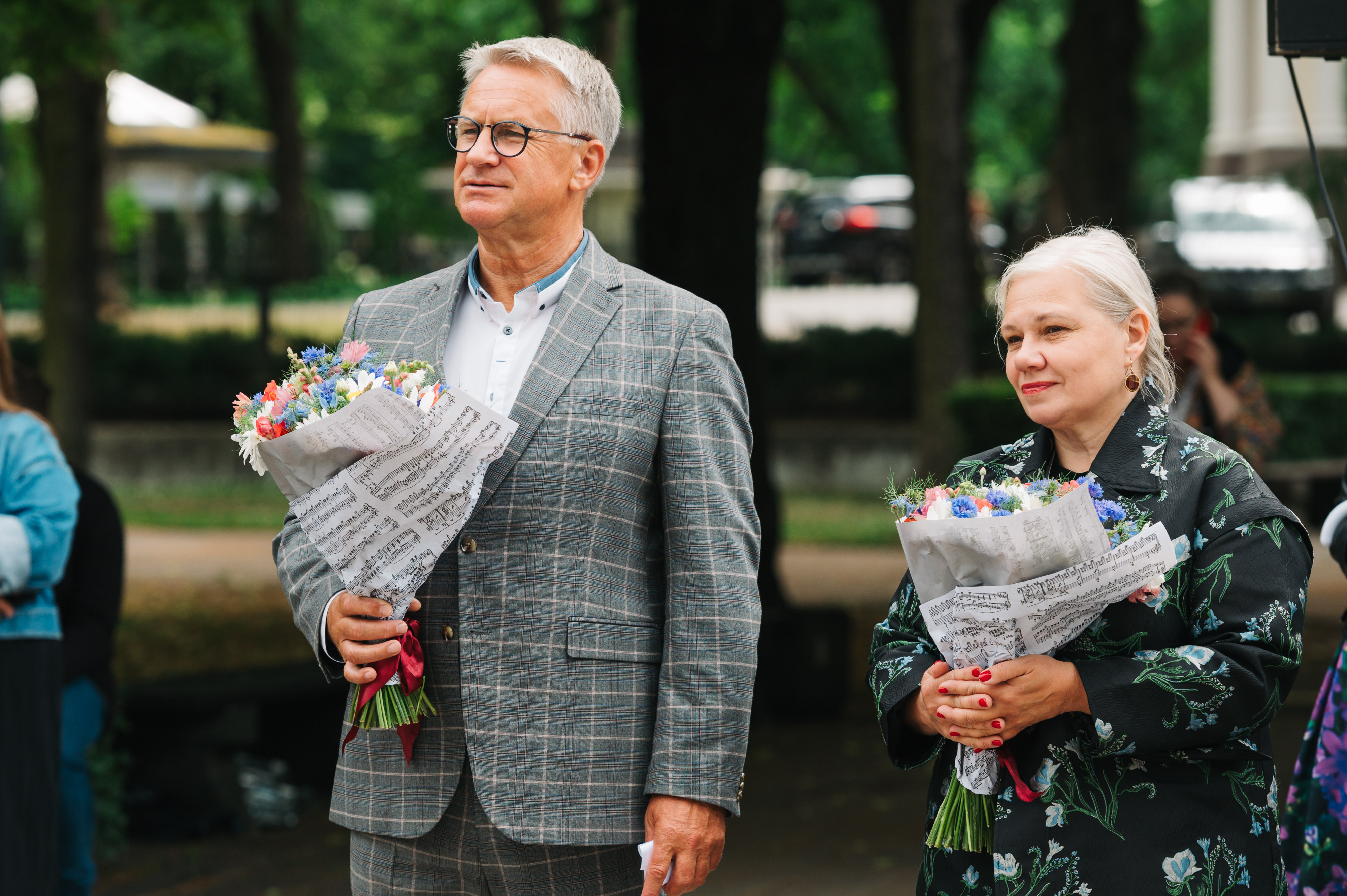 Esplanādes parkā atklāj Svētku goda virsdiriģentu un virsvadītāju portretu izstādi.