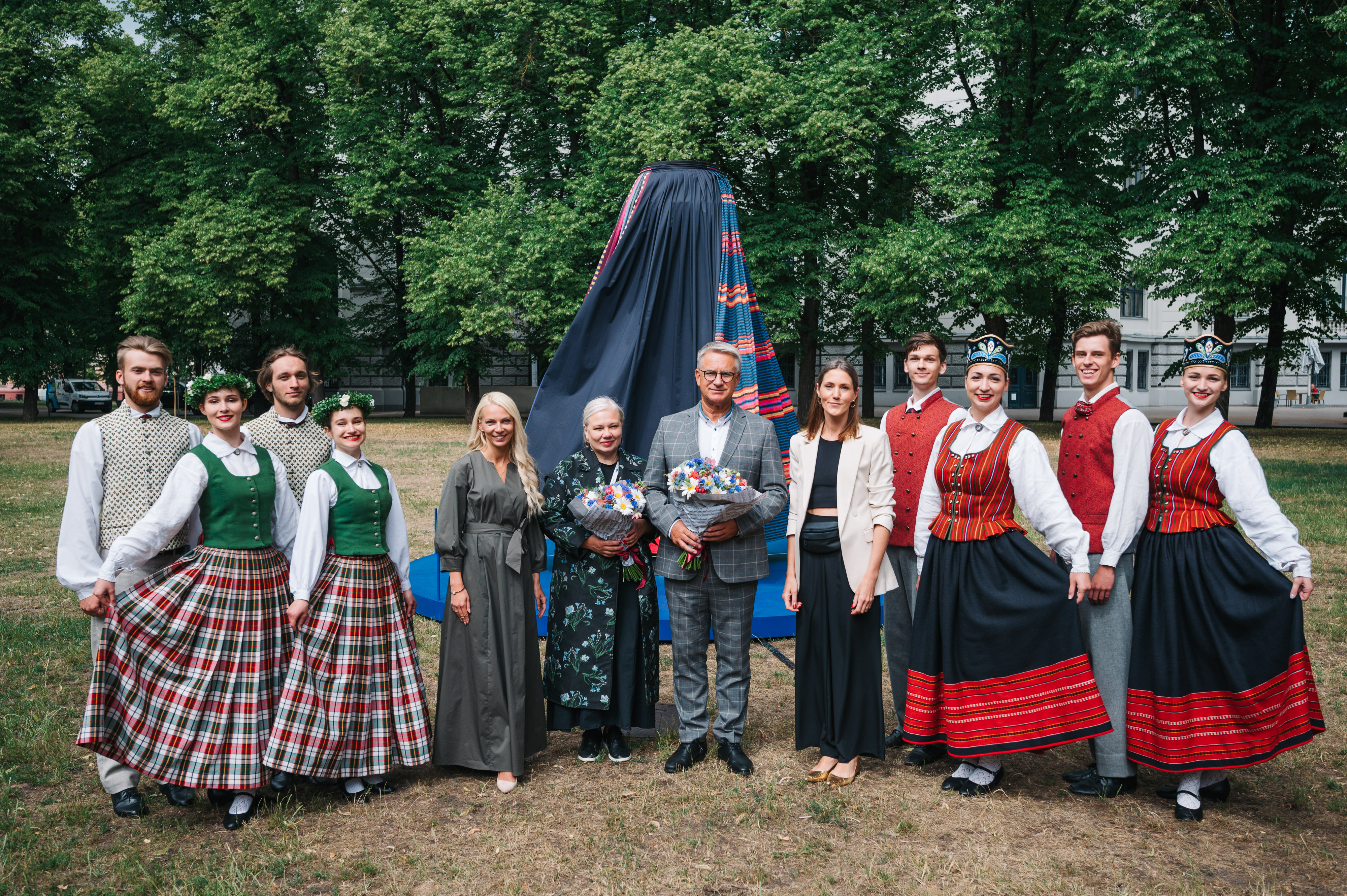 Esplanādes parkā atklāj Svētku goda virsdiriģentu un virsvadītāju portretu izstādi.