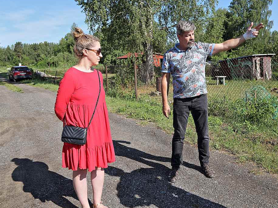"Tā vietā, lai sakārtotu un labiekārtotu mazstāvu apbūvei paredzētu teritoriju Baložu pilsētas centrā, Ķekavas novada pašvaldība izlēmusi ar mums tiesāties..." saka Baložu zemes īpašnieki Sanita Putniņa un Mareks Kudurs.