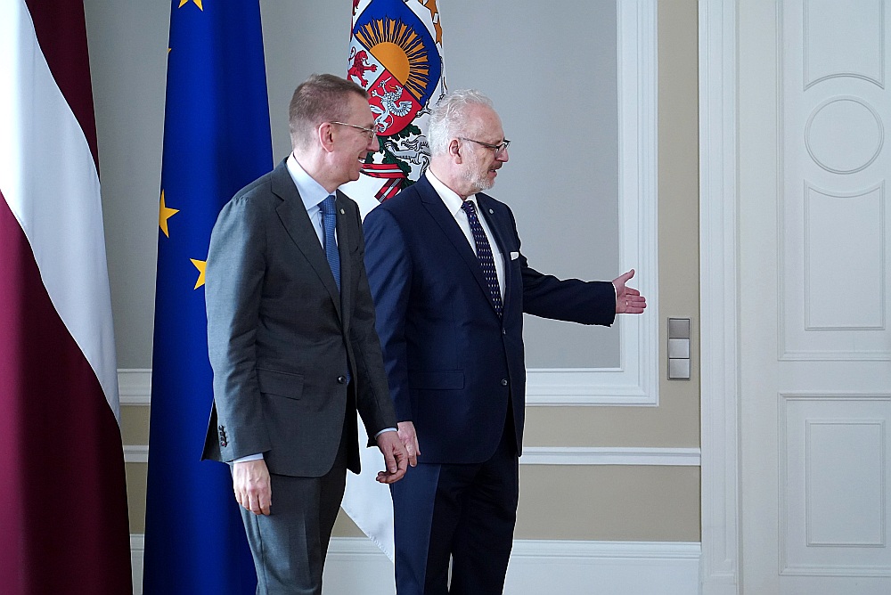 "Es ļoti labprāt nododu savu stafeti tieši Rinkēviča kungam, jo viņš ir pierādījis sevi kā Latvijas valstsvīrs un Latvijas patriots. Latvija būs drošās rokās nākamos četrus gadus," pēc jaunā prezidenta ievēlēšanas sacīja viņa priekšgājējs Egils Levits (no labās), kuram 8. jūlijā būs jāatdod savas pilnvaras.