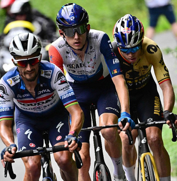 Krists Neilands (vidū) "Tour de France" piektajā posmā vienu brīdi bija līderis, bet pēc tam kādu laiku brauca kopā ar riteņbraukšanas zvaigznēm Žiljēnu Alafilipu (no kreisās) un Voutu van Ārtu.
