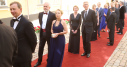 Svinīgā pieņemšana par godu Valsts prezidenta inaugurācijai. Andris Šķēle ar sievu Kristiānu Lībani-Šķēli. 