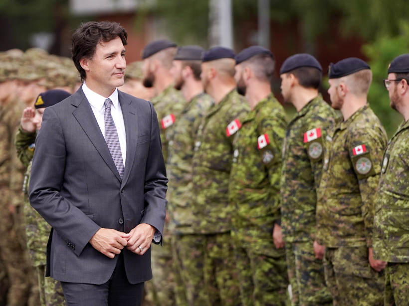 Kanādas premjerministrs Džastins Trudo sagaidīšanas ceremonijas laikā Ādažu militārajā bāzē.