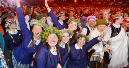 Meitenes sajūsmā par piedzīvoto tradīcijas 150 gadiem veltītajos svētkos.