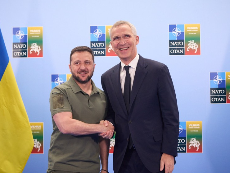 Volodimirs Zelenskis un Jenss Stoltenbergs NATO samitā Viļņā.