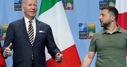 ASV prezidents Džo Baidens [no kreisās] un Ukrainas prezidents Volodimirs Zelenskis NATO samitā Viļņā. NATO dalībvalstu līderi samitā vienojās vienkāršot Ukrainas ceļu uz aliansi, tomēr konkrētu laika grafiku Kijivai piedāvāt nevarēja.
