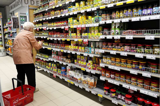 Pārtikas cenas veikalos šokē daudzus. Ilgi gaitītais cenu kritums tā arī nav piedzīvots. Eksperti iesaka lētāku produktu meklējumos izvērtēt cenas pie dažādiem tirgotājiem. Situācija Lietuvā un Igaunijā ir līdzīga, lai arī atsevišķiem produktiem – cenas zemākas.