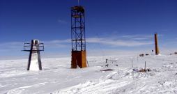 Urbšanas iekārtas Vostok pētniecības nometnē Antarktīdā. Krievu zinātnieki veic urbumus aizvēsturiskajā apakšledājā Vostokas ezerā, kas 14 miljonus gadu ir bijis iesprostots zem Antarktikas ledus.