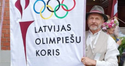 1988. gada olimpiskais čempions bobsleja divniekos Jānis Ķipurs – nu debitējis arī Dziesmu svētkos. Viņam galvā cepure no pirmās olimpiādes pēc valstiskās neatkarības atgūšanas 1992. gadā Albērvilā, kur atklāšanas ceremonijā nesa Latvijas karogu.