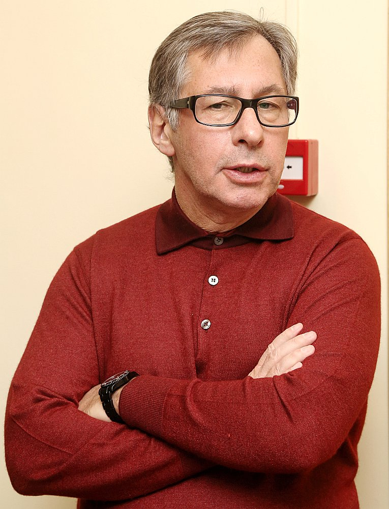 Uzņēmuma SIA "Klauģu muiža" īpašnieks ir Kiprā reģistrētā kompānija "Abacus (Cyprus) Limited", bet patiesais labuma guvējs ir Avens.