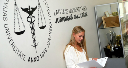 Par plānotajām reformām Latvijas Universitātē un par iespējamu pievienošanu kādai citai fakultātei skaļākās bažas līdz šīm pauduši Juridiskās fakultātes pārstāvji.