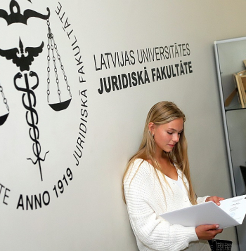 Par plānotajām reformām Latvijas Universitātē un par iespējamu pievienošanu kādai citai fakultātei skaļākās bažas līdz šīm pauduši Juridiskās fakultātes pārstāvji.