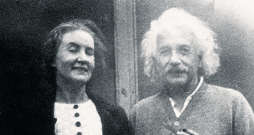Alberts Einšteins jau no pirmā acu skatiena neglābjami iemīlējās PSRS slepenajā aģentē Margaritā Koņenkovā.