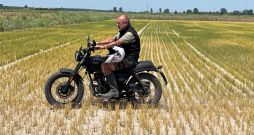 Itālijas zemnieks Dario Vičīni ar motociklu apbraukā savus rīsu laukus, lai noskaidrotu, cik lielu postu nodarījis ilgstošais sausums.