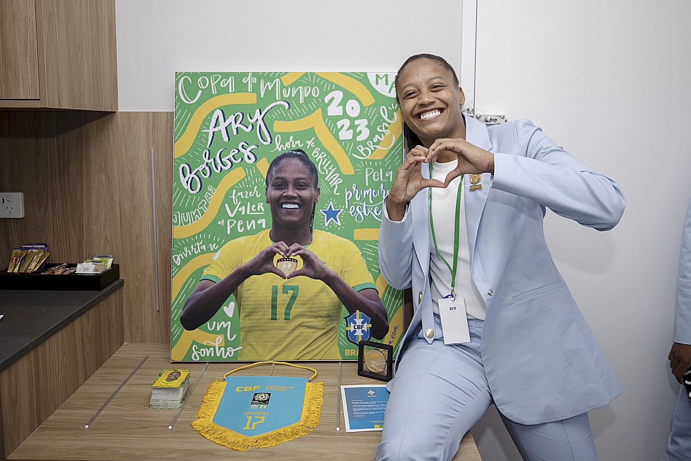 Brazīlijas izlases spēlētājas viesnīcā Brisbenā sagaidītas ar personalizētām gleznām.
