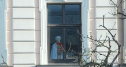 Skats uz Rīgas Natālijas Draudziņas vidusskolas logu.