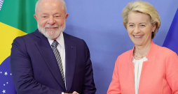 Brazīlijas prezidents Luiss Inasiu Lula da Silva un Eiropas Komisijas prezidente Urzula fon der Leiena Eiropas Savienības un Latīņamerikas valstu samitā Briselē. Samitu lielā mērā aizēnoja valstu strīdi par Krievijas agresiju Ukrainā.