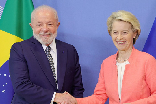 Brazīlijas prezidents Luiss Inasiu Lula da Silva un Eiropas Komisijas prezidente Urzula fon der Leiena Eiropas Savienības un Latīņamerikas valstu samitā Briselē. Samitu lielā mērā aizēnoja valstu strīdi par Krievijas agresiju Ukrainā.