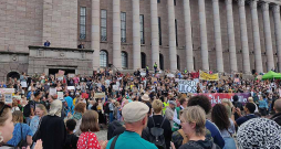 Apmēram 5000 Somijas iedzīvotāju trešdien bija pulcējušies Helsinku centrā pie parlamenta, prasot finanšu ministres atkāpšanos un arī visas valdības demisiju.