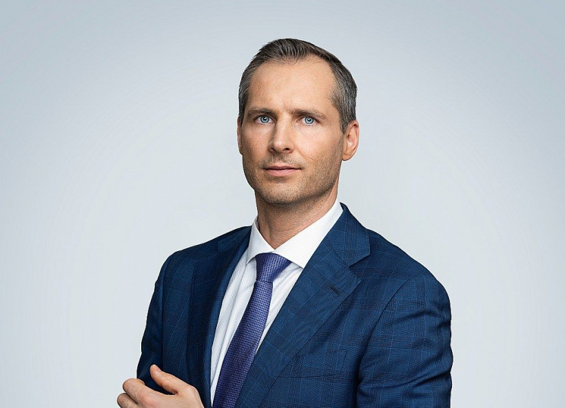 Valsts ieņēmumu dienesta publiskotajā valsts amatpersonu deklarācijā lasāms, ka PNB bankas maksātnespējas administrators Vigo Krastiņš no saimnieciskās darbības un komercdarbības 2022. gadā guvis vairāk nekā miljonu lielu ienākumus – 1 245 452,61 eiro. Izdevumā "Latvijas Vēstnesis" publicētais pārskats liecina, ka 2023. gada pirmajos sešos mēnešos PNB bankas administrators atguvis kopumā 15,676 miljonus eiro, bet kopš 2019. gada 12. septembra, kad PNB banka tika atzīta par maksātnespējīgu, kopā atgūti 196,044 miljoni eiro. Šogad pirmajos sešos mēnešos PNB bankas maksātnespējas izdevumi veido kopumā 4,253 miljonus eiro, bet kopš PNB banka atzīta par maksātnespējīgu, izdevumi bijuši 40,658 miljoni eiro.