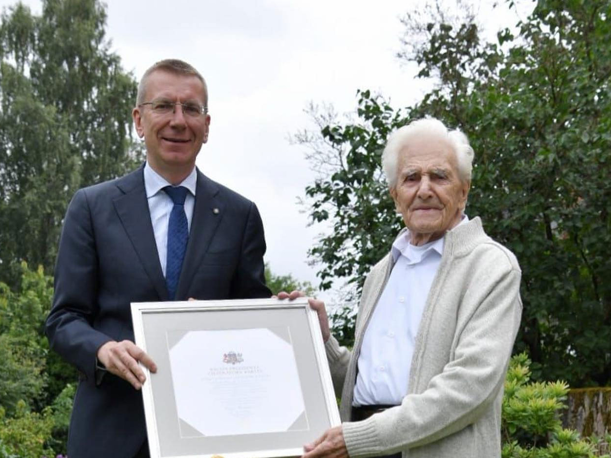 Valsts prezidents simtajā jubilejā sveic ilggadējo Nacionālā teātra aktieri Kubili.