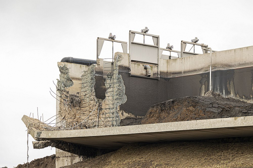Kāpēc Liepājā sabruka notekūdeņu attīrīšanas iekārtu rezervuāra siena un kā to iespējami ātrāk varētu atjaunot, tagad pūlas noskaidrot speciālisti. Iespējams, ka avārijas cēlonis ir aizvadītajos gados jūras izskalotā piekraste.
