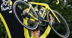 Dzeltens krekls un dzeltens velo – dānis Jonass Vingegords otro gadu pēc kārtas uzvarēja prestižajā "Tour de France".